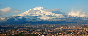 https://commons.wikimedia.org/wiki/File:Mt_Etna_and_Catania1.jpg