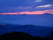 https://commons.wikimedia.org/wiki/File:Isole_Eolie_al_tramonto_viste_dai_monti_Peloritani,_Sicilia.JPG